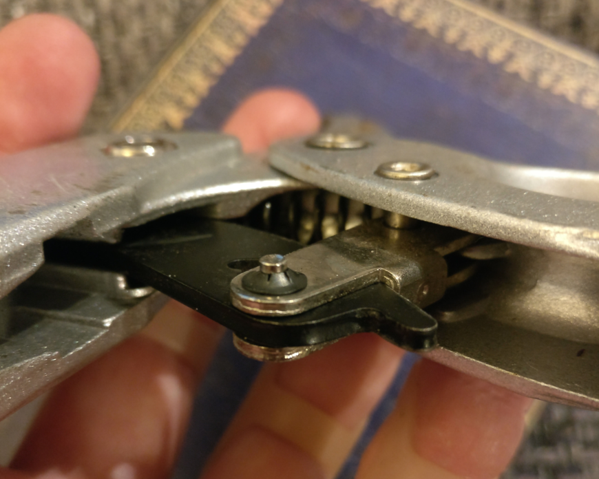 anvil secateurs a photograph of the inside of the hinge of a pair of secateurs
